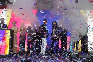 ELLITORAL_273893 |  El Litoral ¿Quién será esta vez? Los ganadores de ediciones anteriores ocultos por los papelitos y el festejo del cierre en Salones del Puerto. Los conductores de esta edición 28, Eva Batié y Germán Chiaraviglio, van a develar el misterio cerca de las 22.30 a través de www.ellitoral.com, con auspicio exclusivo del multimedios El Litoral.