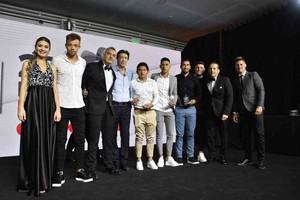 ELLITORAL_274088 |  Manuel Fabatía Gran presencia sabalera. De izquierda a derecha: el arquero ataja-penales Leo Burián, el vicepresidente Horacio Darrás, el ídolo  Pulga  Rodríguez, Emmanuel Olivera, Marcelo Estigarribia y Tomás Chancalay. El hecho deportivo del año en Santa Fe, sin dudas, es la finalísima que jugó Colón por la Copa Sudamericana en Asunción del Paraguay.