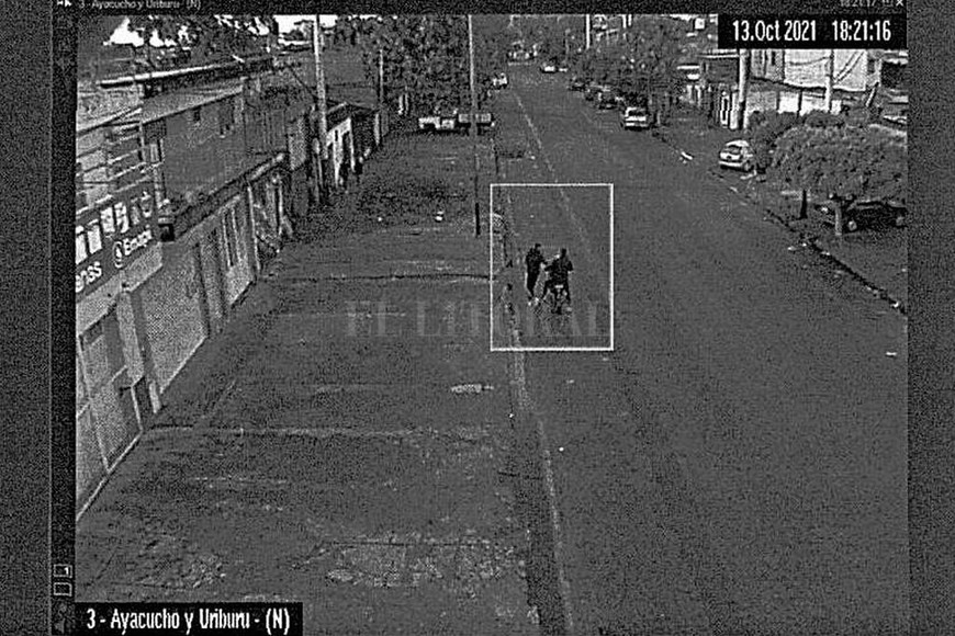 ELLITORAL_412754 |  Gentileza Lolo  y  Fabito  fueron captados por las cámaras de seguridad cuando llegaron a Ayacucho al 4300. Ambos están detenidos