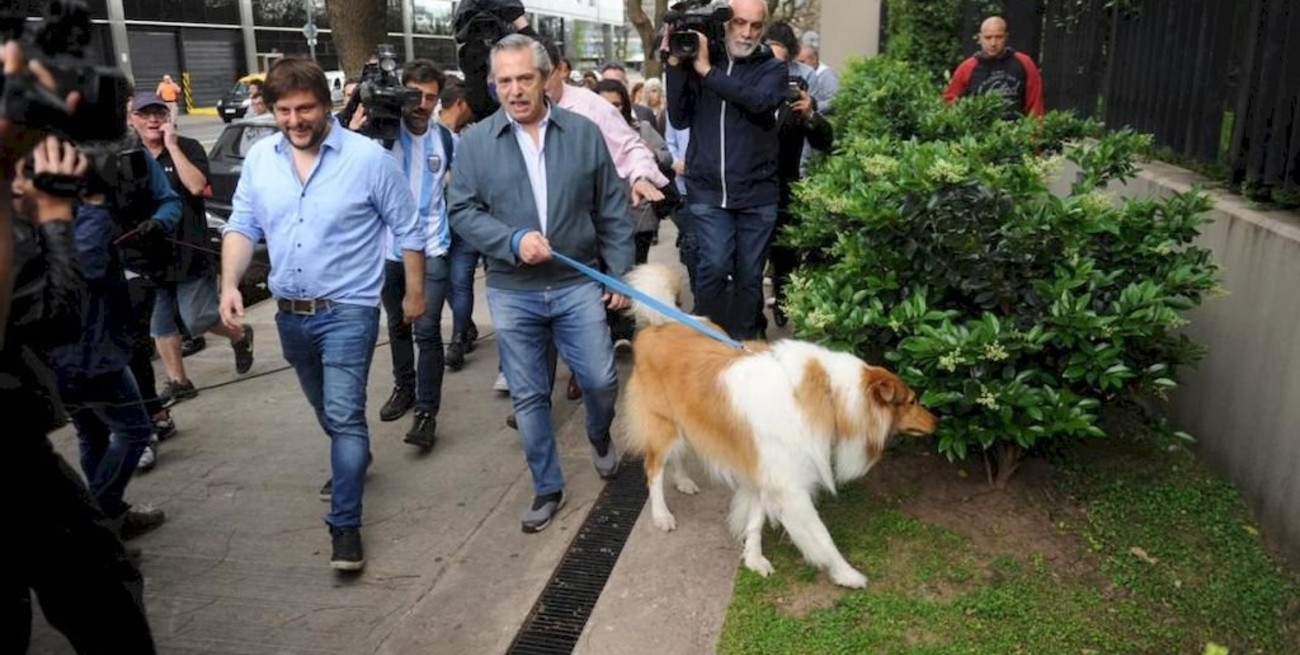 Video: Alberto Fernández paseó a su perro antes de ir a votar
