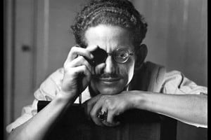 Gentileza Soy Cine Peter Paul Weinschenk recién convertido en Pablo Tabernero, posando con un objetivo para controlar la luz.