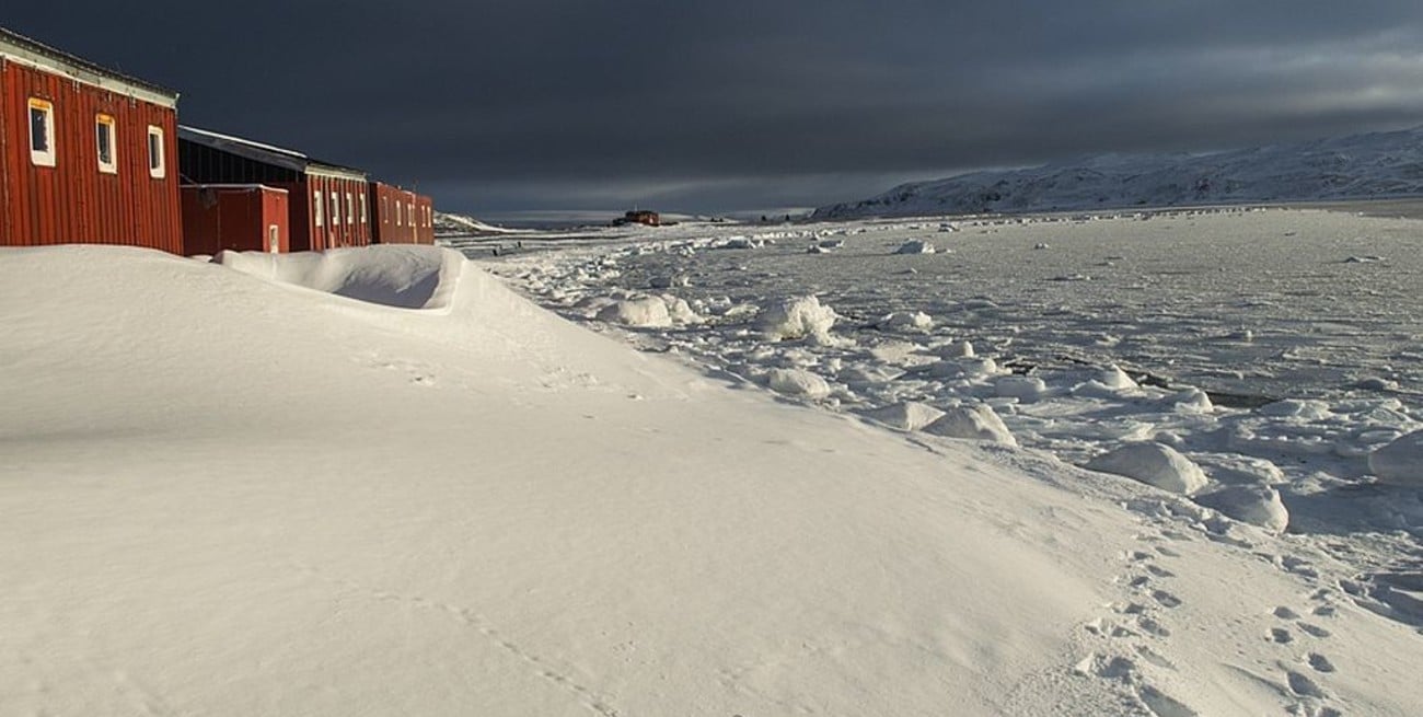 Antártida Argentina: se congeló la superficie del agua del mar frente a la Base Carlini 