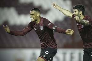 Nicolas Aboaf zzzznacd2NOTICIAS ARGENTINAS BAIRES, OCTUBRE 28: Lanús logró tener la cabeza fría para poder dar vuelta un resultado adverso y sobre el final, venció como local a San Pablo por 3 a 2, en el partido de ida disputado esta noche por los 16avos de final de la Copa Sudamericana. Foto NA: STAFF IMAGES/CONMEBOLzzzz