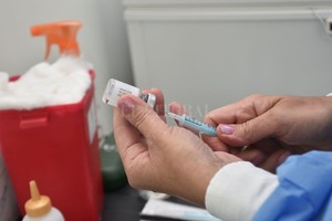 Flavio Raina Numerosas enfermedades lograron ser controladas luego de una vacunación masiva, advierte la organización científica.