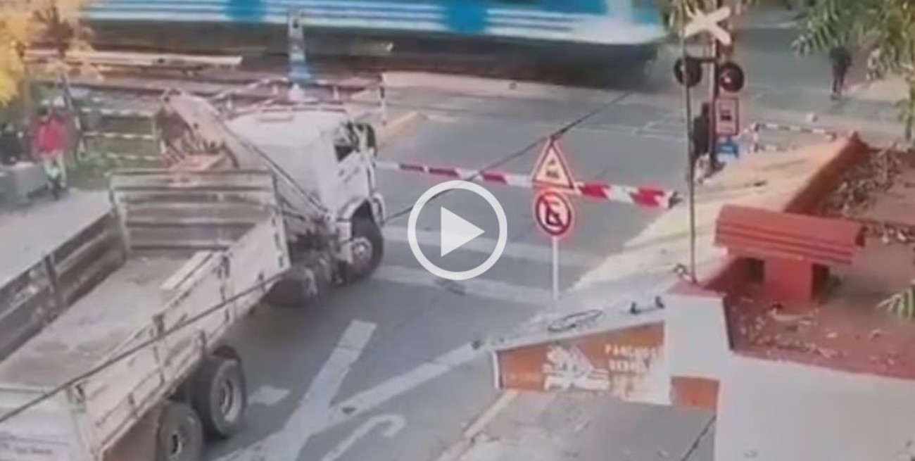 Video: cruzó las vías sin mirar y lo arrolló el tren