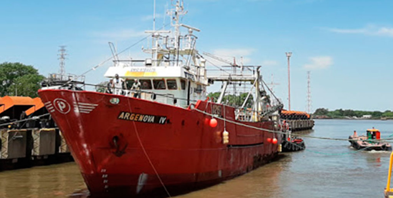 Un buque pesquero fue aislado tras confirmarse 26 casos de Covid-19