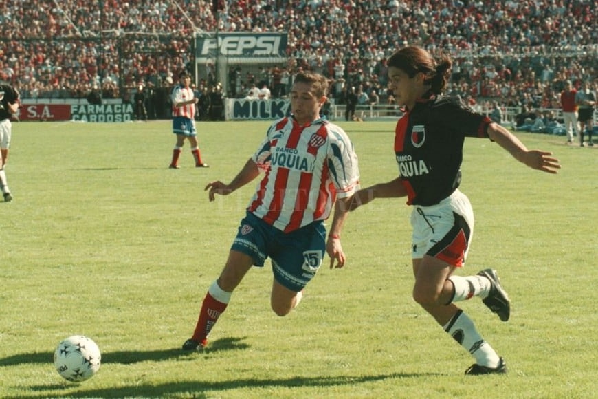 ELLITORAL_329545 |  Alejandro Villar Hernán Suárez intenta llegar hasta el fondo para colocar el centro, ante la marca del Bicho Mendoza.