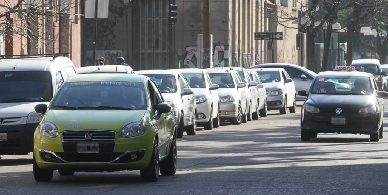 Sancionarán una prórroga en plazos de habilitación de taxis, remises y transportes escolares