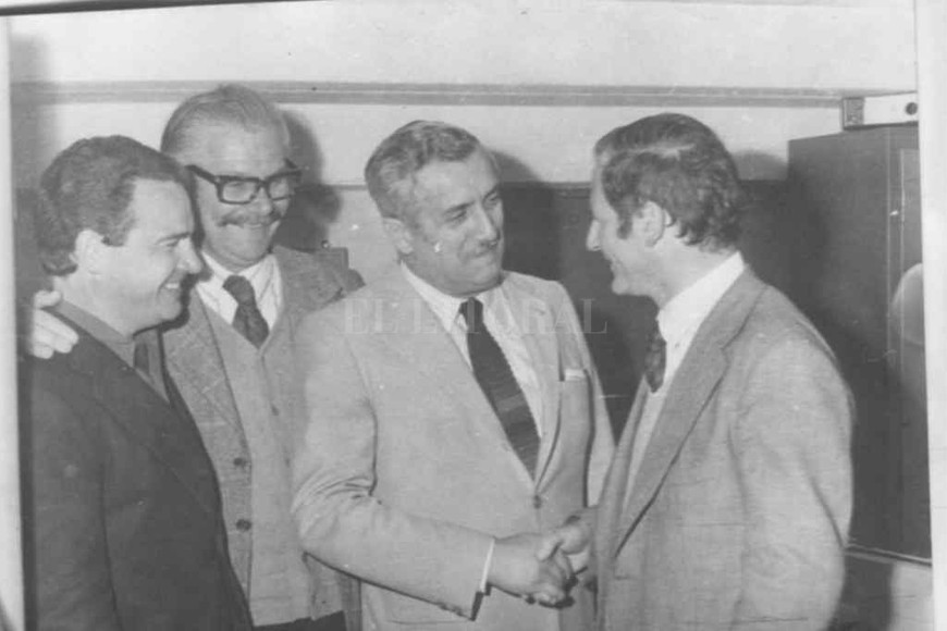 ELLITORAL_323005 |  El Litoral El saludo con el contador Carlos Salerno, que fue el encargado de entregarle el mando del club poniendo fin a una muy buena presidencia.