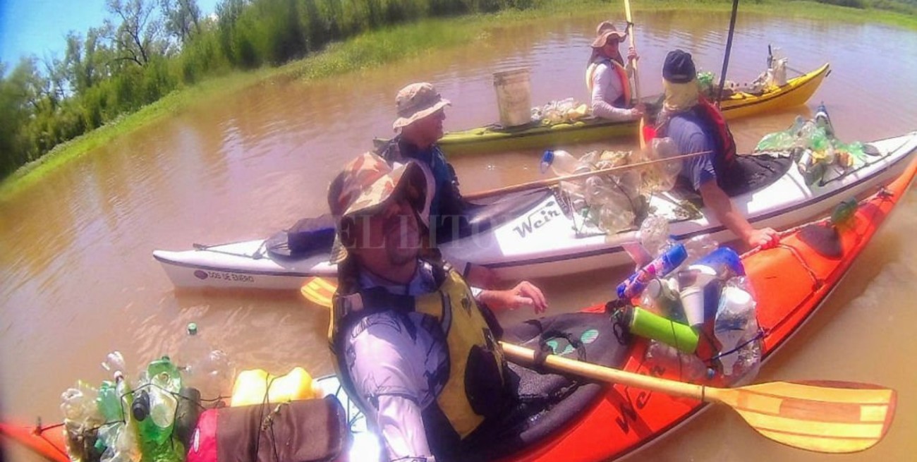 Un grupo de amigos le dan "una caricia" al río cada vez que salen en sus kayaks