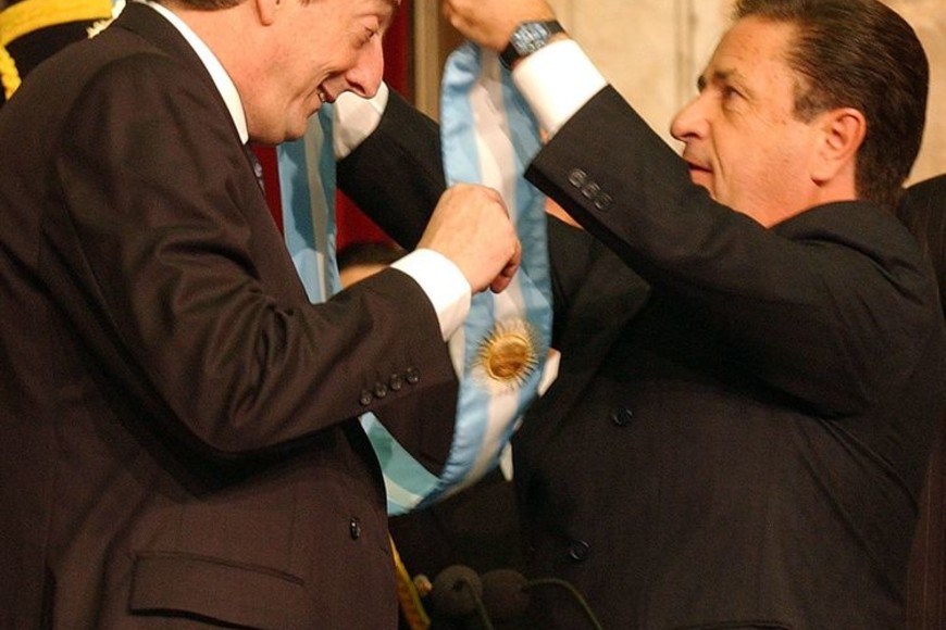 ELLITORAL_275068 |  Gentileza ****nacp2
NOTICIAS ARGENTINAS
BAIRES, MAYO 25:El presidente Nestor Kirchner recibe la banda presidencial de manos de Eduardo Duhalde esta tarde frente a la asamblea legislativa.
FOTO NA:HORACIO VILLALOBOS/DP. BAIRES OUT****