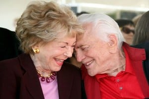 Captura de pantalla Anne junto a Kirk Douglas