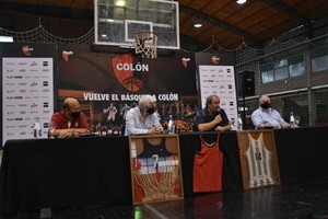 Pablo Aguirre Habla Roberto Monti, quien además de presidente de la Asociación Santafesina, es un referente del baloncesto rojinegro. Junto a el, Carlos Fertonani, José Alonso y Adrián Alurralde.