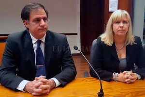 ELLITORAL_271582 |  Prensa MPA El fiscal Regional Carlos Arietti acompañó este martes a la fiscal Rosana Marcolín, que está a cargo de la investigación.