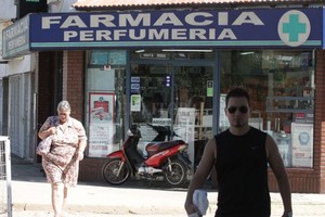 ELLITORAL_287742 |  Archivo El Litoral Consultamos a distintas farmacias del centro de la ciudad sobre la demanda y los precios de barbijos y alcohol en gel.