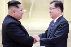 ELLITORAL_208929 |  Reuters a través de El Español. Kim Jong-un saluda a Chung Eui-yong, jefe de la oficina presidencial surcoreana de Seguridad Nacional.