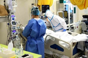 ELLITORAL_297937 |  Andrea Canali Asistencia a un paciente de coronavirus en el hospital Vizzolo Predabissi de Mil·n, Italia. EFE/EPA/Andrea Canali