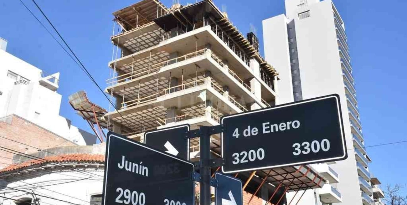 Continúa en grave estado el obrero que cayó de un octavo piso