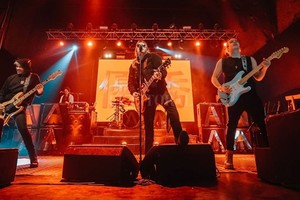 ELLITORAL_269128 |  Gentileza producción En vivo: Gastón (bajo), Patricio (primera guitarra y voz) y Guido (guitarra y voz), secundados por José Luis Berrone (teclados) y Sebastián Roascio Goldar (batería).