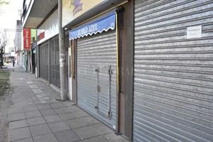 ELLITORAL_325372 |  Flavio Raina Turno tarde. Los negocios de la avenida Aristóbulo del Valle abren de 14 a 19.30 horas.