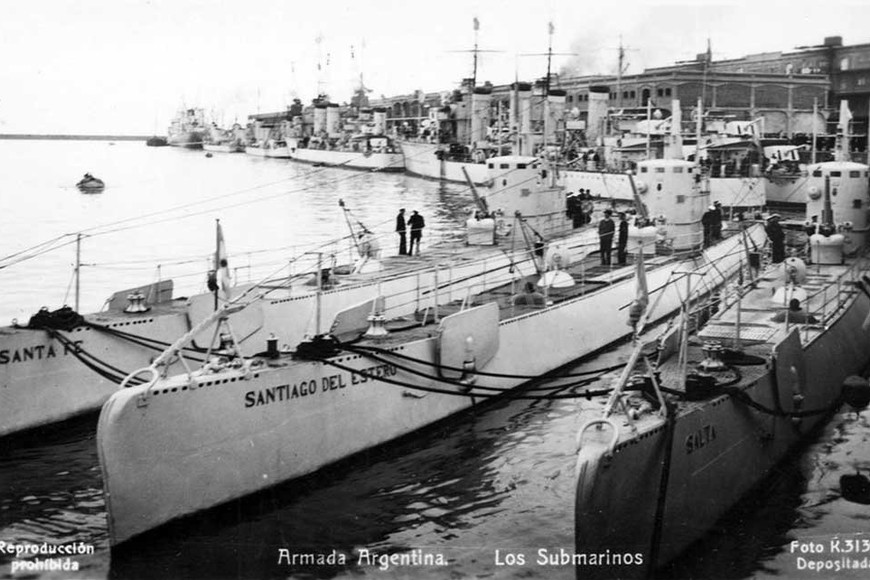 ELLITORAL_328568 |  Gentileza Los primeros tres submarinos de la República Argentina navegando, luego de su puesta oficial de funciones.