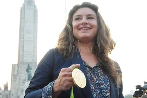 ELLITORAL_391969 |  Télam Cecilia Carranza Saroli, luciendo el oro obtenido junto a Lange en Río 2016, delante del Monumento a la Bandera de su Rosario natal.