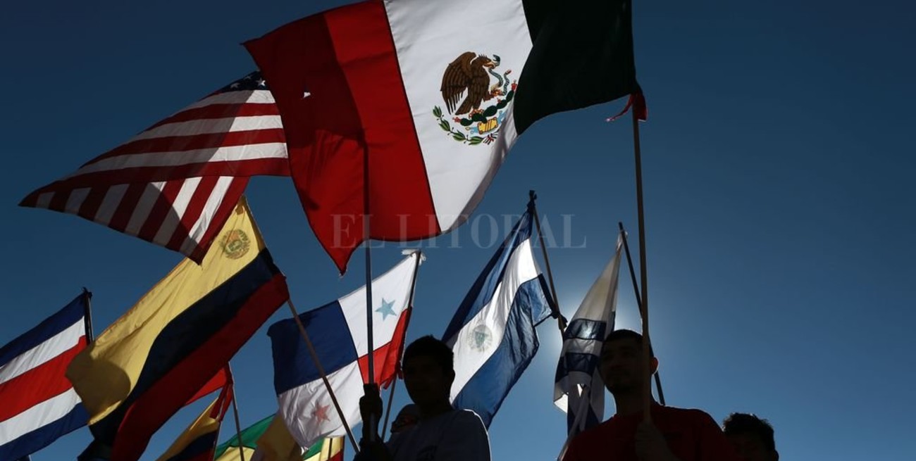 Llegan los primeros miembros de la caravana migrante a la capital de México