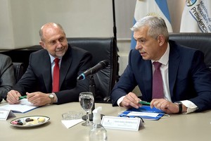 NA NOTICIAS ARGENTINAS BAIRES,
SEPTIEMBRE 28: El ministro de
agricultura, Julián DomÃnguez
junto al gobernador de Santa
Fe, Omar Perotti, presidieron
el Consejo Federal
agropecuario para definir
criterios para desarrollar un
modelo que garantice la
ganaderÃa sustentable, la
eficiencia en la preñez y el
aumento del peso de faena.
Foto NA