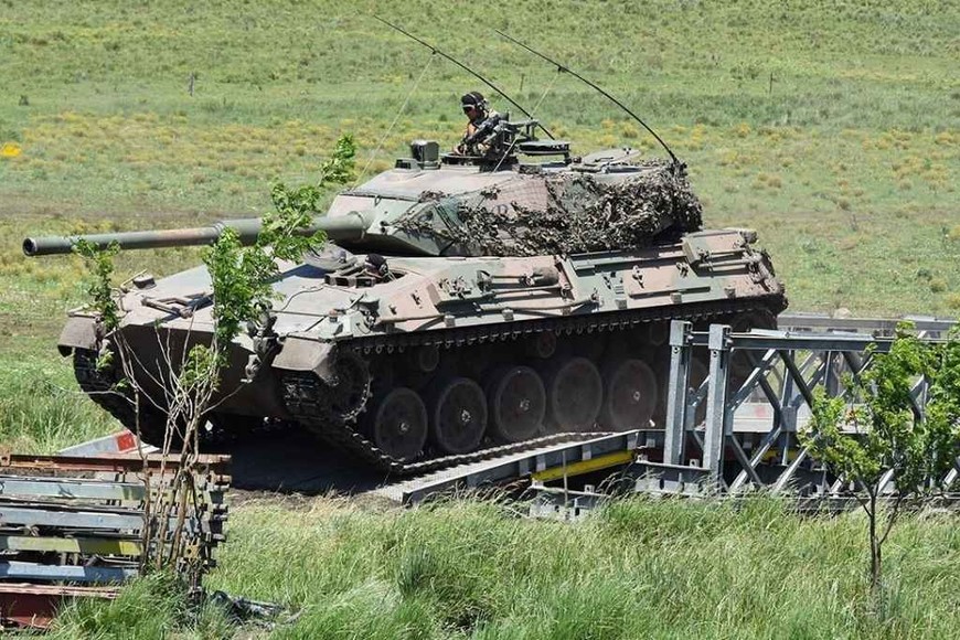 ELLITORAL_371775 |  Gentileza Un Tanque Argentino Mediano.