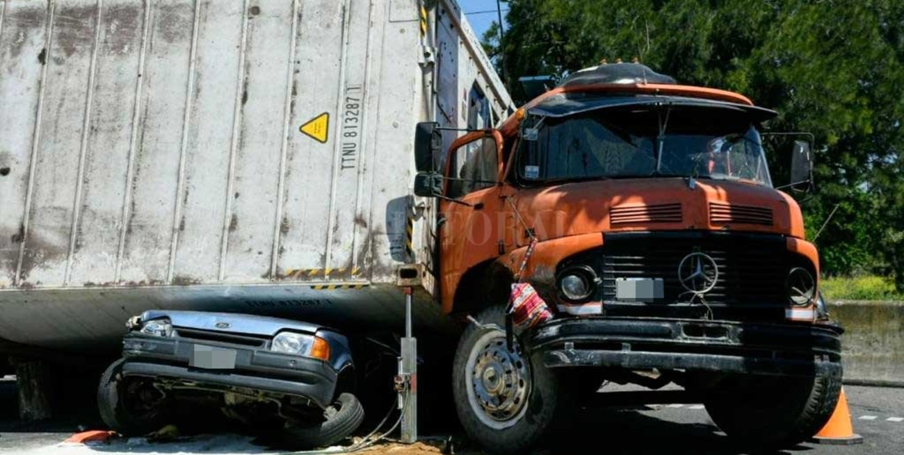 Tremendo accidente en Rosario: el acoplado de un camión aplastó a un auto