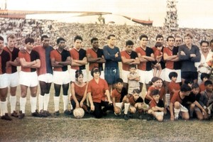 Archivo El equipo que logró el ascenso de 1965, la tarde del triunfo ante Nueva Chicago, el 18 de diciembre de ese año. Están todos los jugadores en línea y en el extremo, al lado de Tremonti, aparecen Pepe Etchegoyen y Ricardo Aráuz.