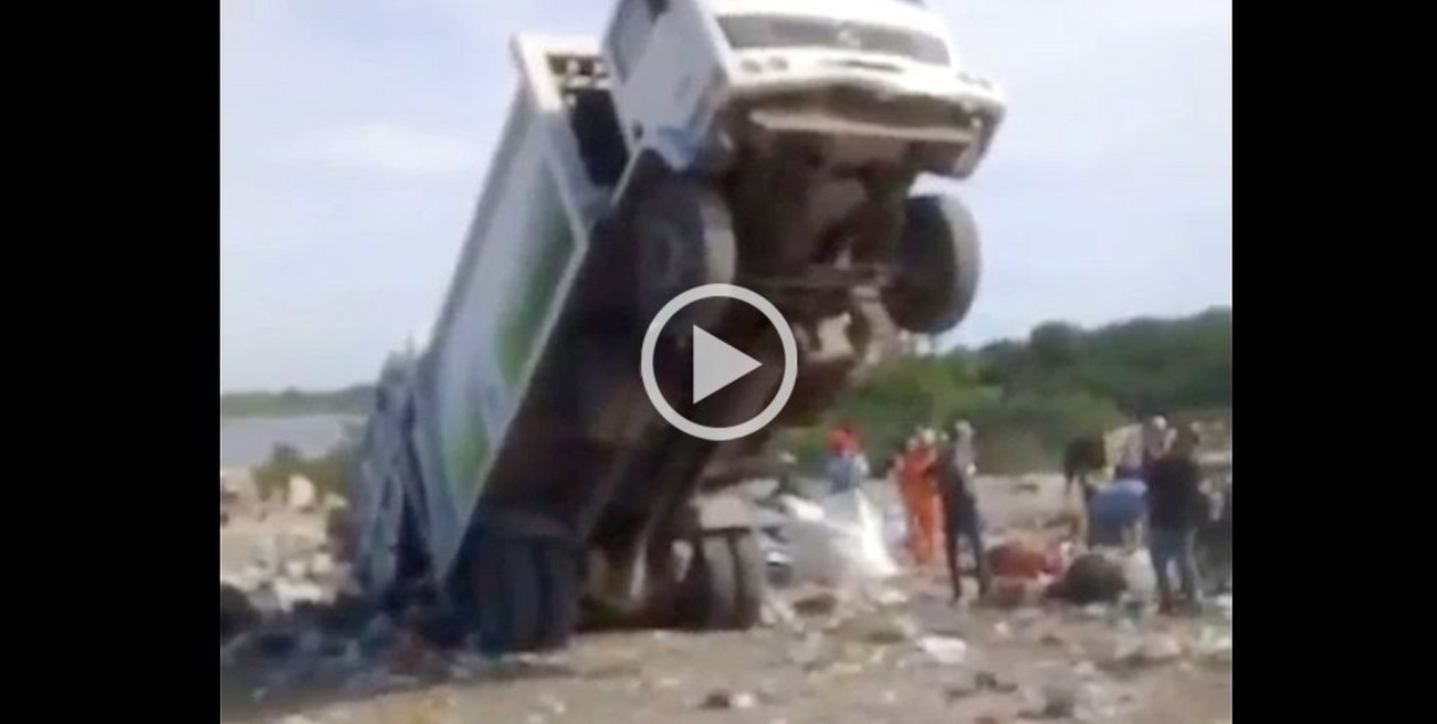 Video: Un camión de la basura un poco indómito