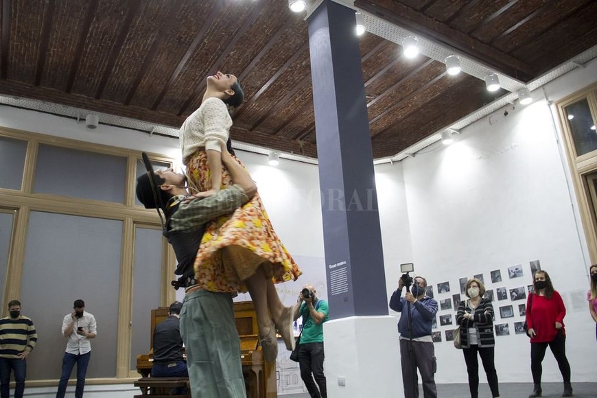 ELLITORAL_407914 |  Gentileza Prensa Municipalidad La pareja de danzas folclóricas que integran Rubén Forlin y Florencia Passoni, acompañó las interpretaciones de  Los inundados ,  Zamba de usted  y  La tristecita .