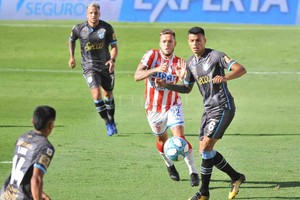 ELLITORAL_355252 |  Eduardo Seval Franco Troyansky en acción ante Atlético Tucumán, el club que volverá a visitar a Unión después de haberlo hecho en diciembre (cuando ganó por goleada con mayoría de suplentes). Sus horas en Santa Fe están contadas y todo indica que se va a San Lorenzo.