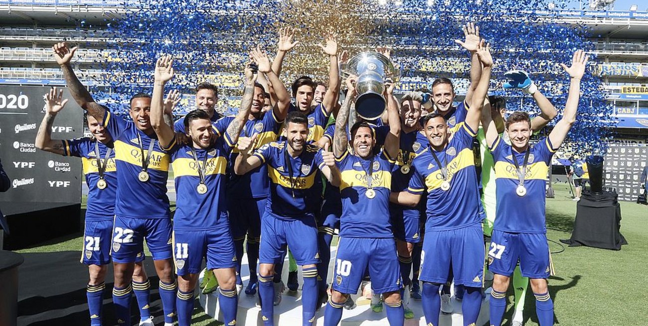 Nueve meses después, Boca recibió el trofeo de campeón de la Superliga 