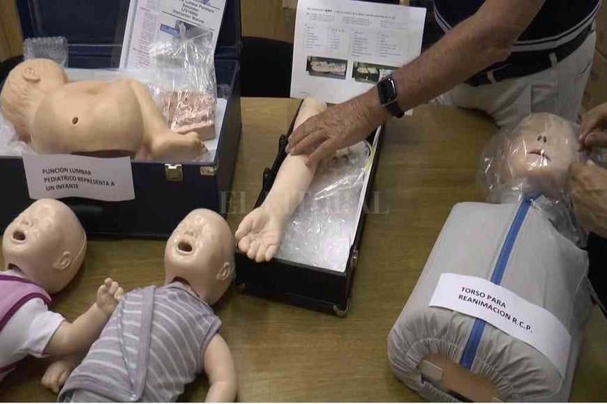 ELLITORAL_358742 |  Captura de video Los muñecos son utilizados por profesionales de la salud para practicar situaciones reales.