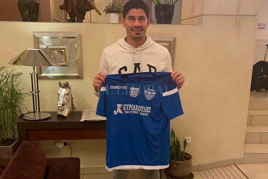 ELLITORAL_292878 |  El Litoral Una camiseta más. Su nueva pilcha, la del A.O. Egaleo, en la tercera división del fútbol de Grecia.  Las canchas son chicas y los campos de juego son malos, para colmo ahora llueve y están barrosas , avisa el  Sungui  en esta charla con El Litoral. Por lo visto, hay Ismael Blanco para rato.