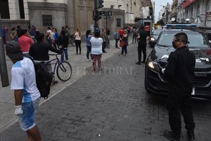 Guillermo Di Salvatore Colas en los cajeros automáticos para cobrar la Asignación Universal durante la cuarentena por coronavirus.