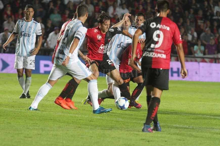 ELLITORAL_261479 |  Manuel Fabatía Christian Bernardi rodeado de jugadores tucumanos. La foto corresponde a un partido en el Brigadier López que terminó empatado en 2. El técnico de Colón era Domínguez. ¿El de Atlético?, Lavallén.
