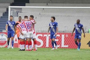 ELLITORAL_335890 |  Gentileza Conmebol El primero. Cañete, Troyansky y García saludan a Cabrera, autor del gol que abrió el marcador en Guayaquil.