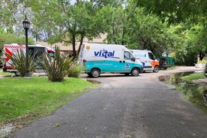 Archivo Las ambulancias en la casa donde estaba Maradona al momento de su muerte.