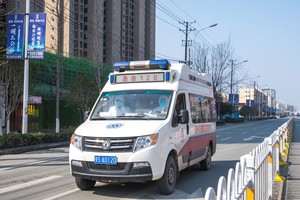 ELLITORAL_284831 |  Xinhua (200209) -- SUIZHOU, 9 febrero, 2020 (Xinhua) -- Una ambulancia circula en una calle, en Suizhou, en la provincia de Hubei, en el centro de China, el 9 de febrero de 2020. Un total de 984 casos confirmados de la neumonía del nuevo coronavirus han sido reportados en Suizhou el 8 de febrero. (Xinhua/Xiao Yijiu) (mm) (rtg)