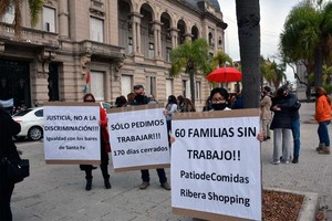 ELLITORAL_323341 |  Flavio Raina Este jueves, distintos sectores reclamaron frente a Casa de Gobierno poder trabajar