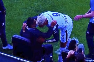 ELLITORAL_329169 |  Captura de video En un momento del encuentro el delantero corrió hasta el banco de suplentes y se estrechó en un abrazo con su entrenador Diego Maradona.