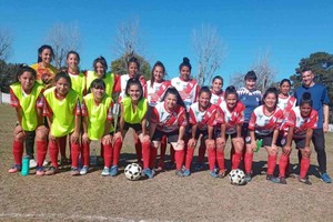 ELLITORAL_404534 |  Prensa Liga Paivense Sub 21 de Anguyá. El femenino de un club en crecimiento. Hoy está segundo, lugar que consiguió en base a un buen trabajo en equipo.