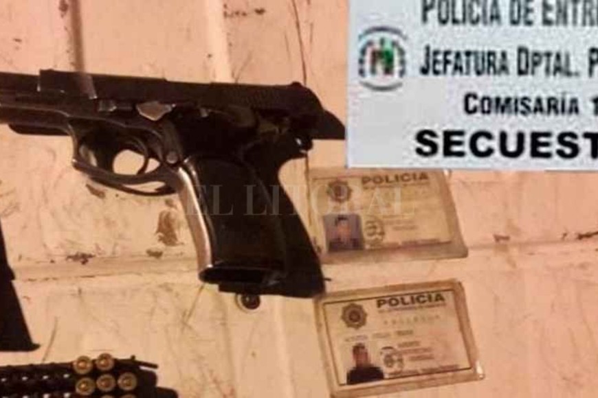 ELLITORAL_221534 |  Prensa Policía de Entre Ríos Las credenciales policiales, el arma y los proyectiles secuestrados durante el procedimiento.