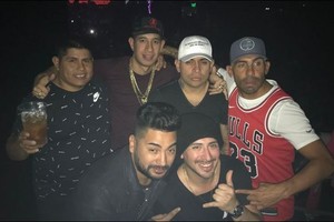 Archivo Tévez junto a su hermano y amigos