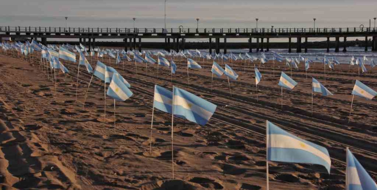 Mar del Plata: con banderas sobre la playa homenajearon a las 500 víctimas del Covid-19