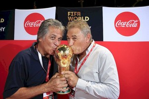 El Litoral El Pato y Nery besando la copa del mundo. Son los dos arqueros en la historia del fútbol argentino que tuvieron ese privilegio de ser campeones del mundo.