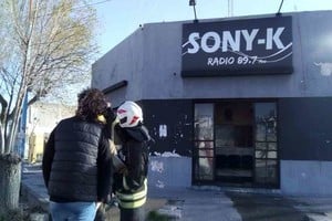 ELLITORAL_326026 |  Gentileza El incidente más grave se reportó por un cortocircuito originado tras un corte de energía en la consola de la radio de Frecuencia Modulada  Sonyk , en Rawson.